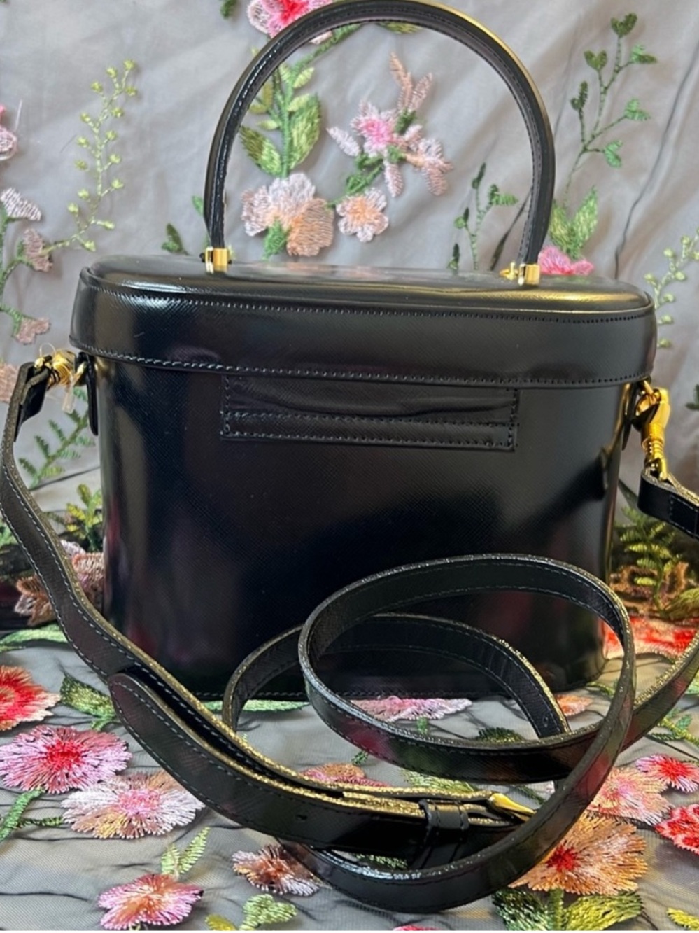 NWT! VERSACE Vanity Bag in Shiny Black Calfskin with Gold Hardware - Picture 4 of 11